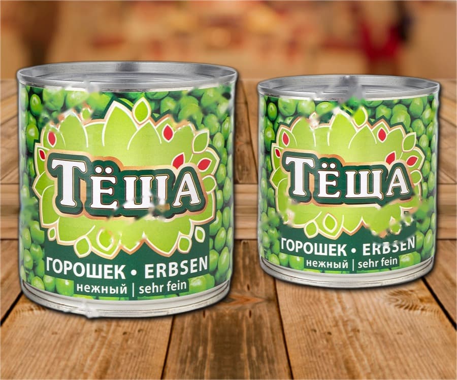 Petits pois en conserve dans le remplissage