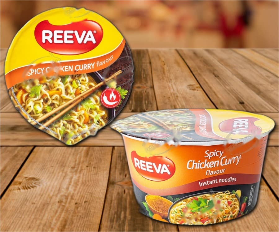 Острая лапша быстрого приготовления со вкусом куриного карри.