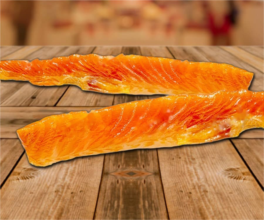 Strisce di ventresca di salmone (Salmo salar), salate e affumicate a freddo