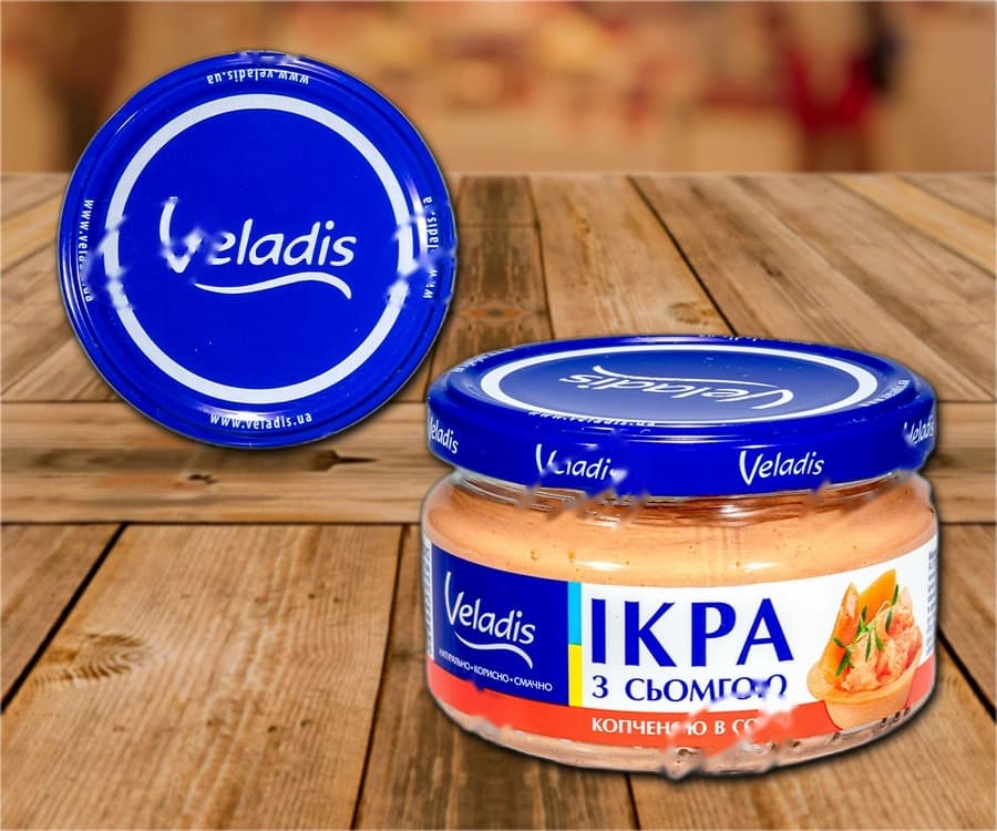 Uova di capelin in salsa cremosa con polpa di salmone affumicato