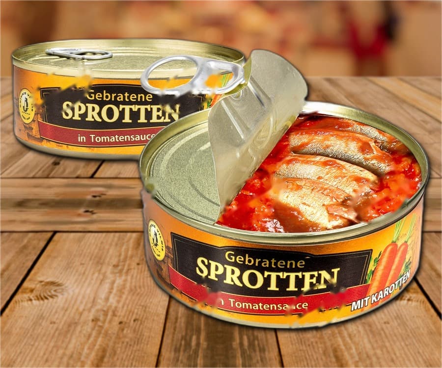 Жареные шпроты (лат. Sprattus sprattus) в томатном соусе с морковью.
