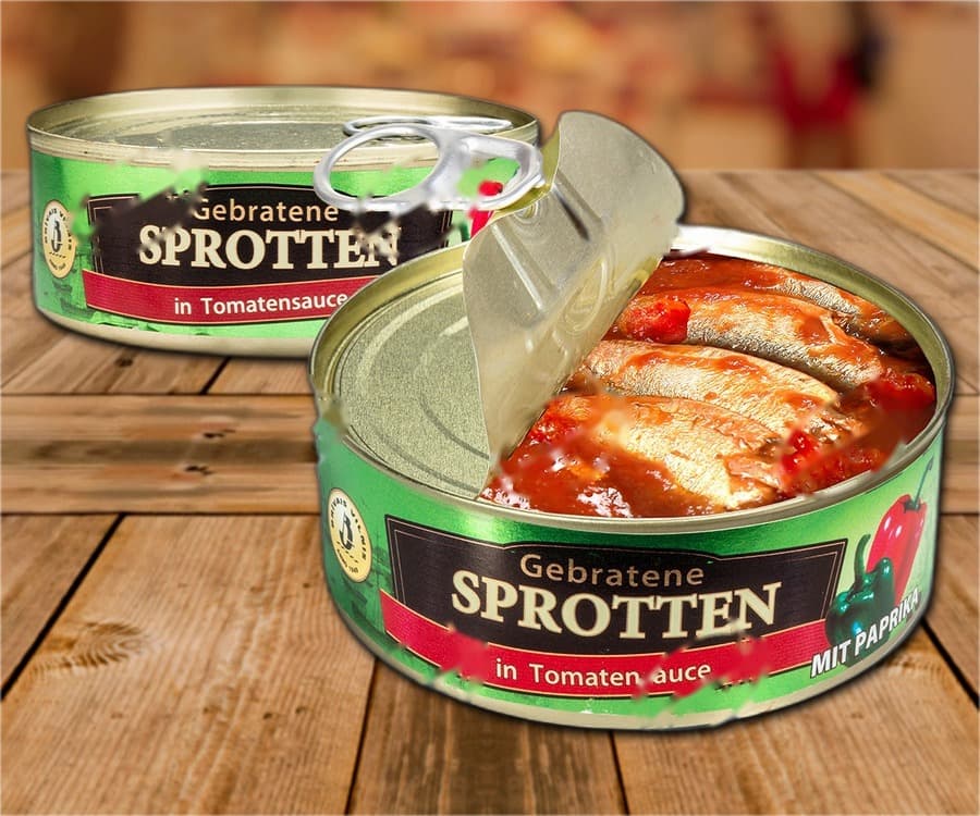 Sprats frits (lat. Sprattus sprattus) à la sauce tomate et au poivre