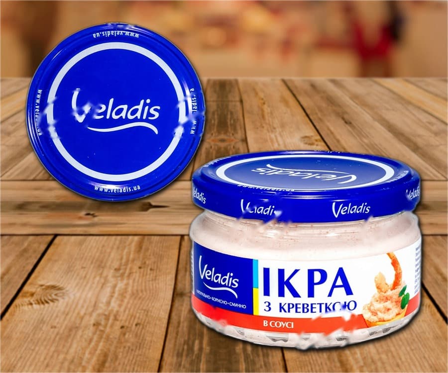 Œufs de capelan à la sauce salade avec crevettes écrasées