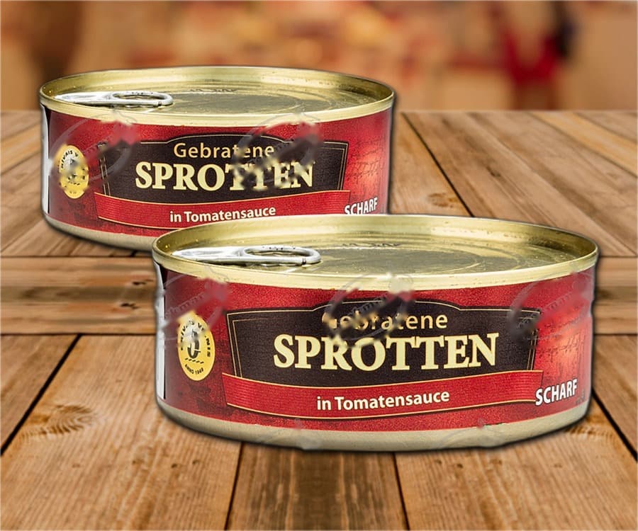 Sprats frits (lat. Sprattus sprattus) à la sauce tomate et au piment