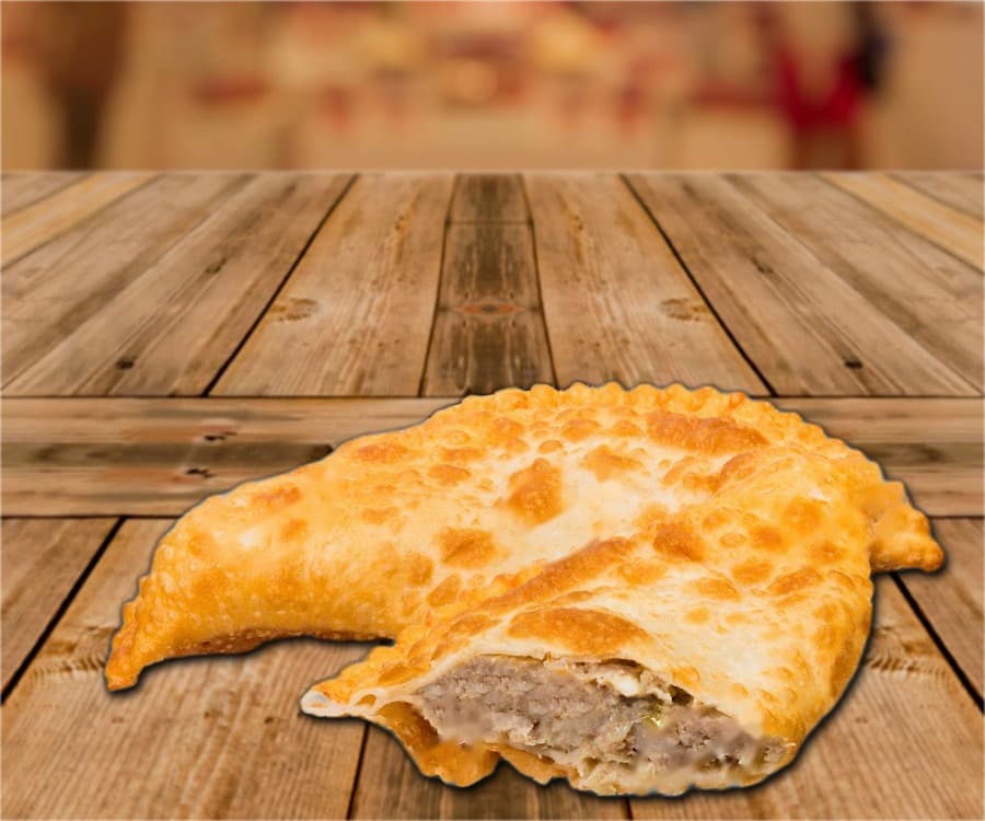 Pasticcini Chebureki ripieni di carne macinata di maiale e manzo, arrostiti e congelati