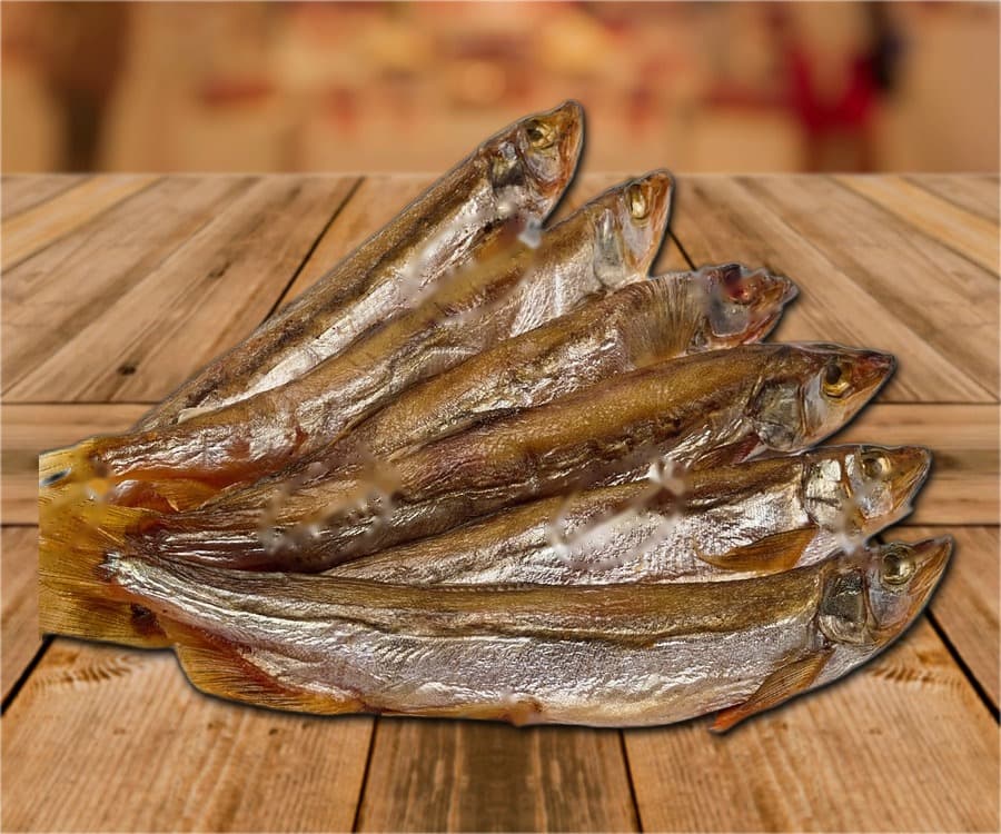 Соленая и копченая серебристая корюшка (Osmerus eperlanus) с головой.