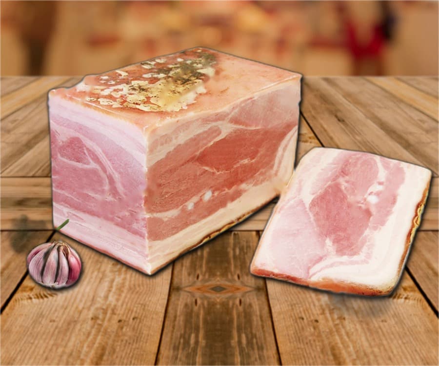 Poitrine de porc « Brjushina chesnochnaya » à l'ail