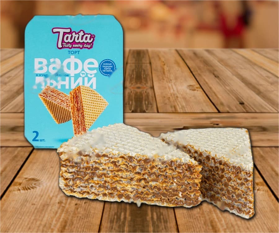 Torta waffle con latte condensato zuccherato, surgelata rapidamente