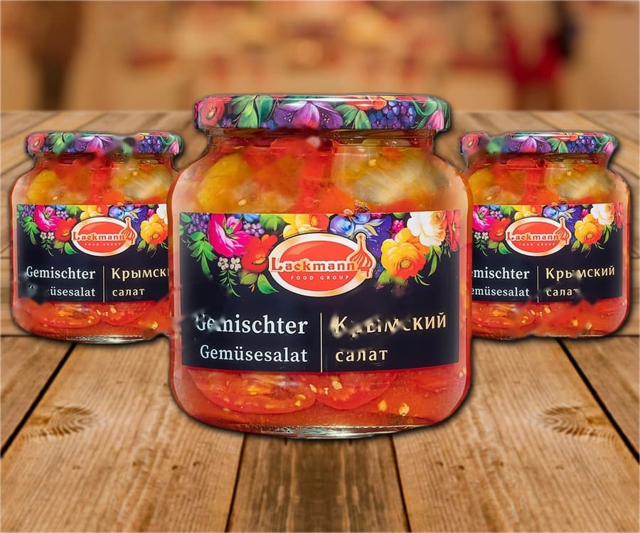 Salade de tomates et concombres assaisonnée de paprika et d'oignons