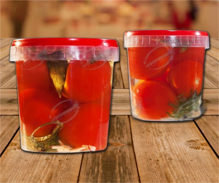 Tomates marinées, légèrement salées