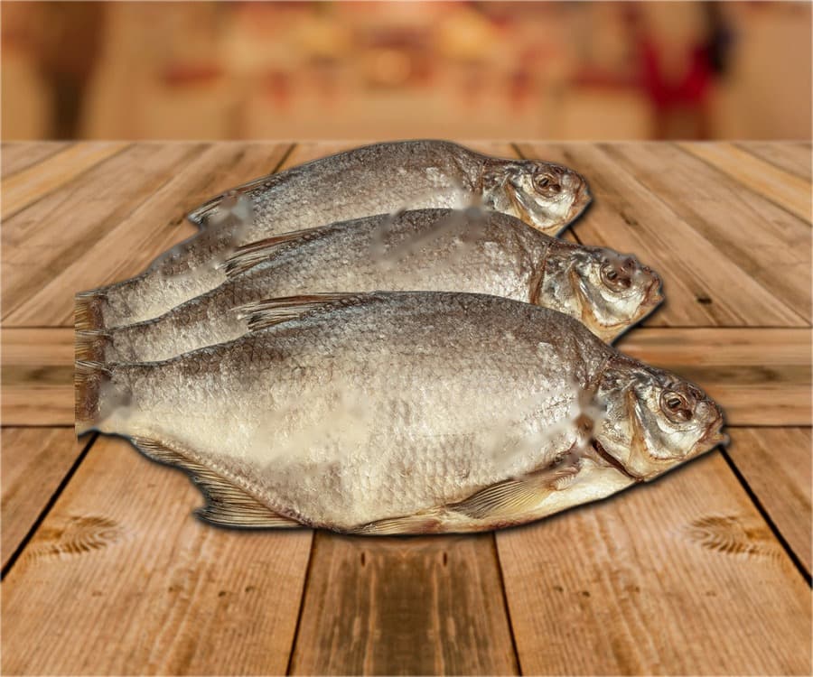 Dorade (Abramis brama) salée et séchée, surgelée, avec tête, vidée